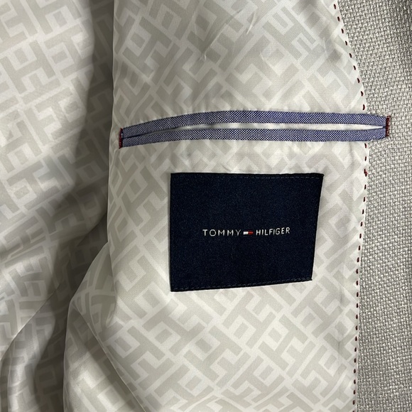 "Summer Staple: Tommy Hilfiger Grey Sportscoat – Excellent Condition!" - Picture 3 of 4